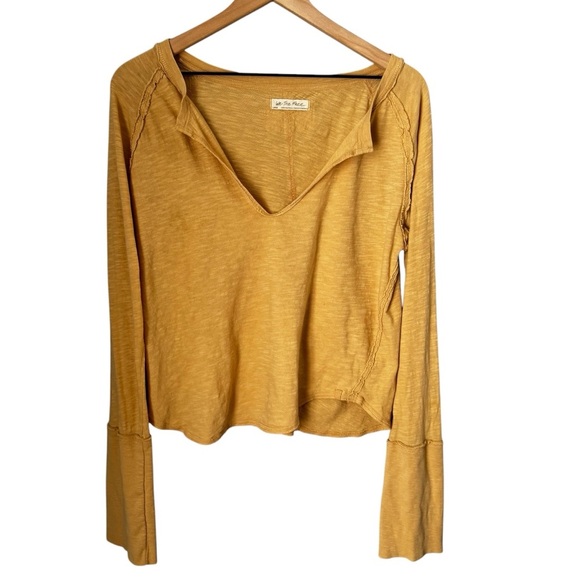 We The Free- Free People- Tan Long Sleeve Knit Top Raw Edge Long Cuff Size Large - Picture 1 of 4
